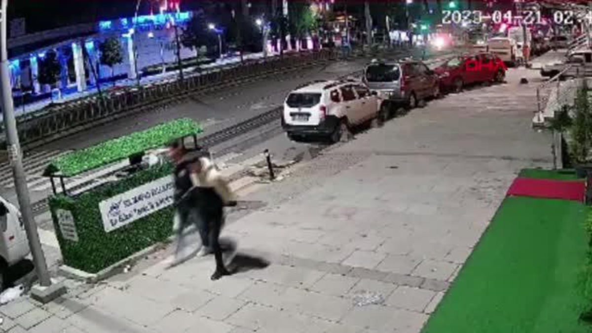 Sultangazi\'de Amcasına Ait Araca Zarar Veren Kişi Güvenlik Kameralarına Yakalandı