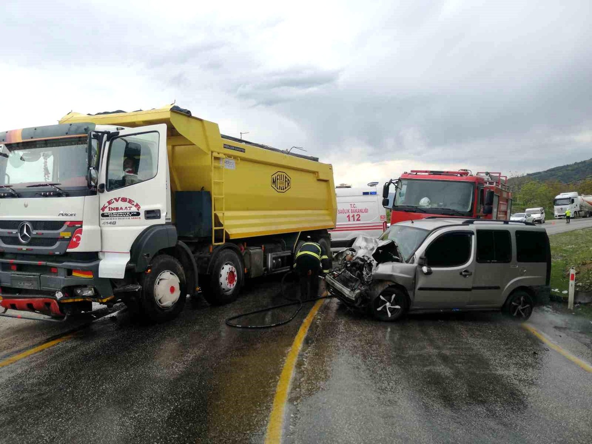 Tokat\'ta hafif ticari araçla kamyon çarpıştı: 7 yaralı