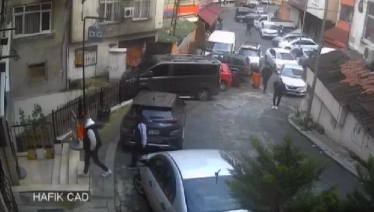 İstanbul\'da trafikte tartışan sürücü iş yerini bastı, kavga güvenlik kamerasına yansıdı