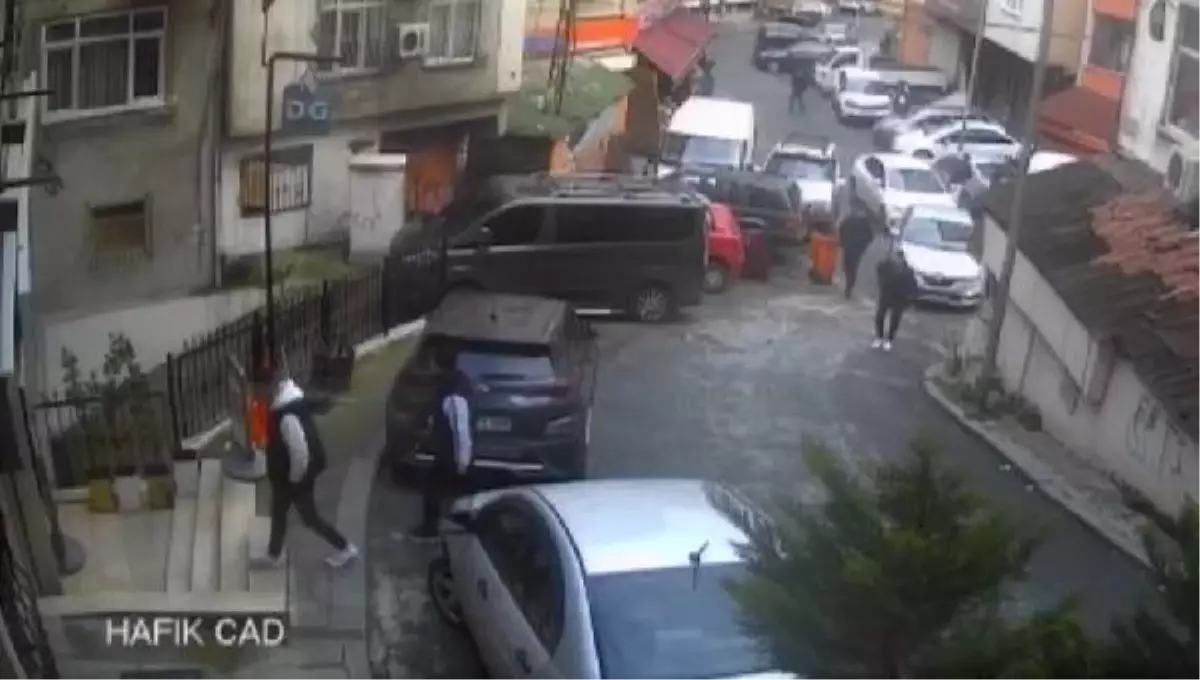 İstanbul'da trafikte tartışan sürücü iş yerini bastı, kavga güvenlik kamerasına yansıdı