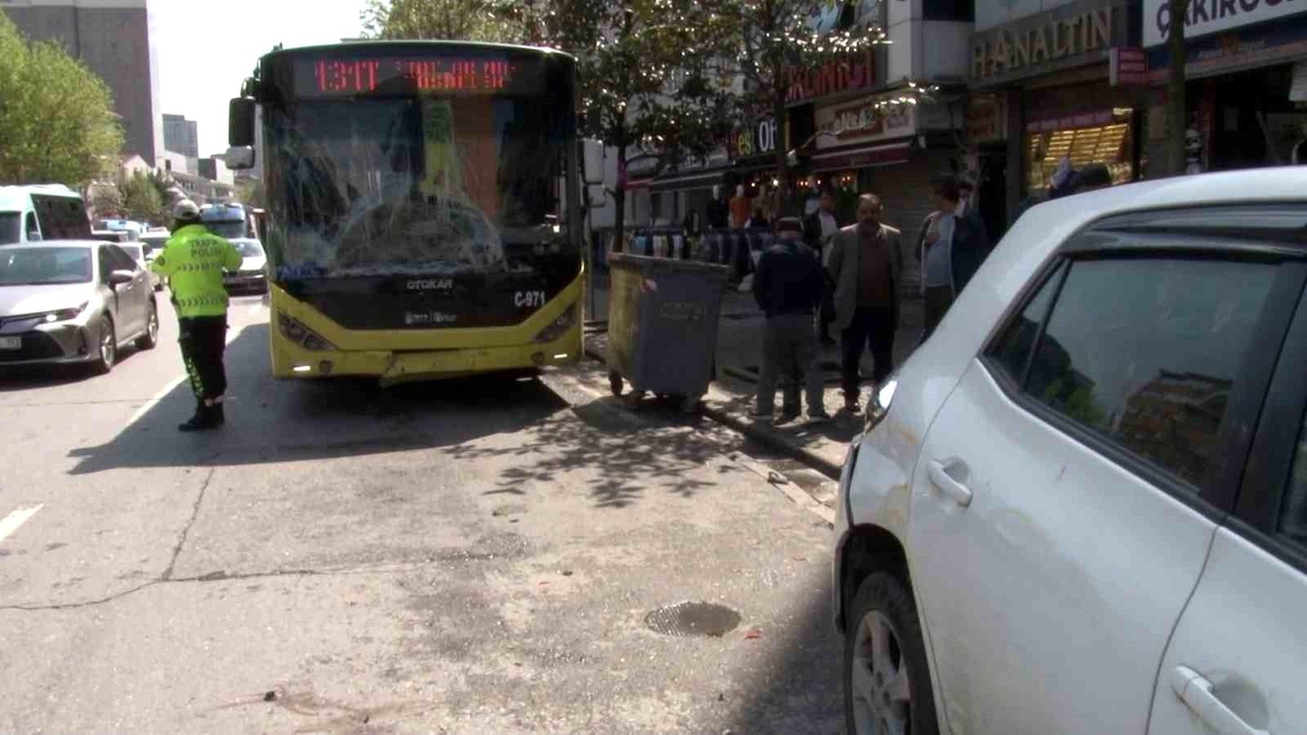 İETT otobüsü kamyonete çarptı: Şoför otobüsün altında kaldı