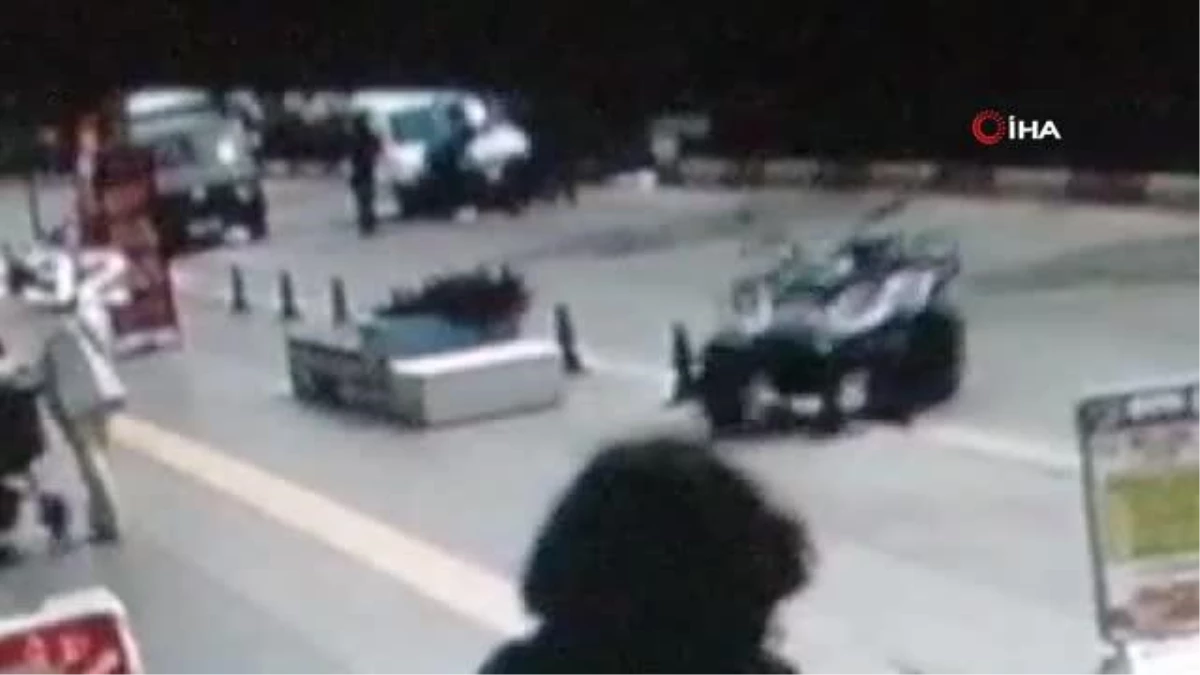 Manavgat\'ta ATVye hafif ticari araç çarptı: 3 yaralı