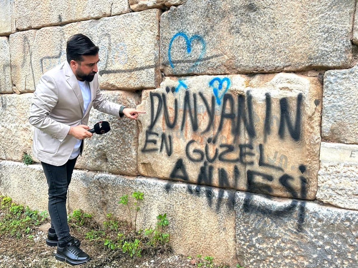 İznik\'teki 2500 yıllık surlara sprey boyalar ile dünyanın en güzel annesi yazıldı