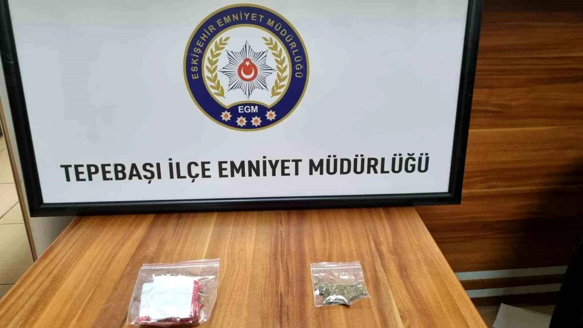 Eskişehir\'de Aranan 2 Şahıs Yakalandı, Uyuşturucu Ele Geçirildi