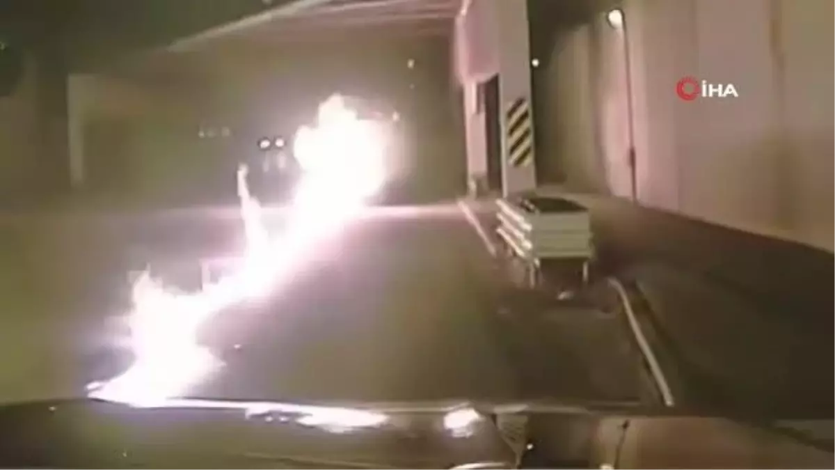 ABD'de lastiği patlayan araç alev aldı