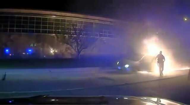 ABD'de polis 84 yaşındaki sürücüyü yanan araçtan böyle kurtardı ABD'de polis 84 yaşındaki sürücüyü yanan araçtan böyle kurtardı