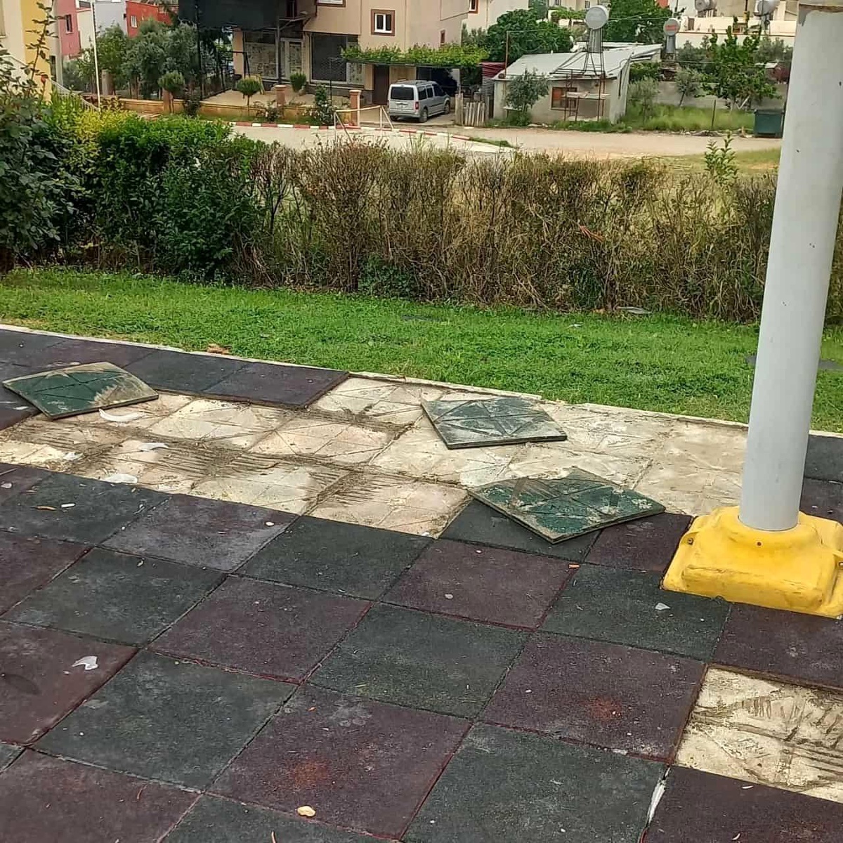 Adana Kozan\'da Şehit Ziya Özkozanoğlu Parkı da zarar gördü