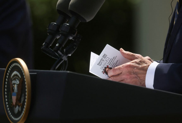 Adaylığını açıklayan Biden'ın elindeki kağıt ülkeyi ayağa kaldırdı! 'Akıl sağlığı iyi değil' yorumları yapılıyor