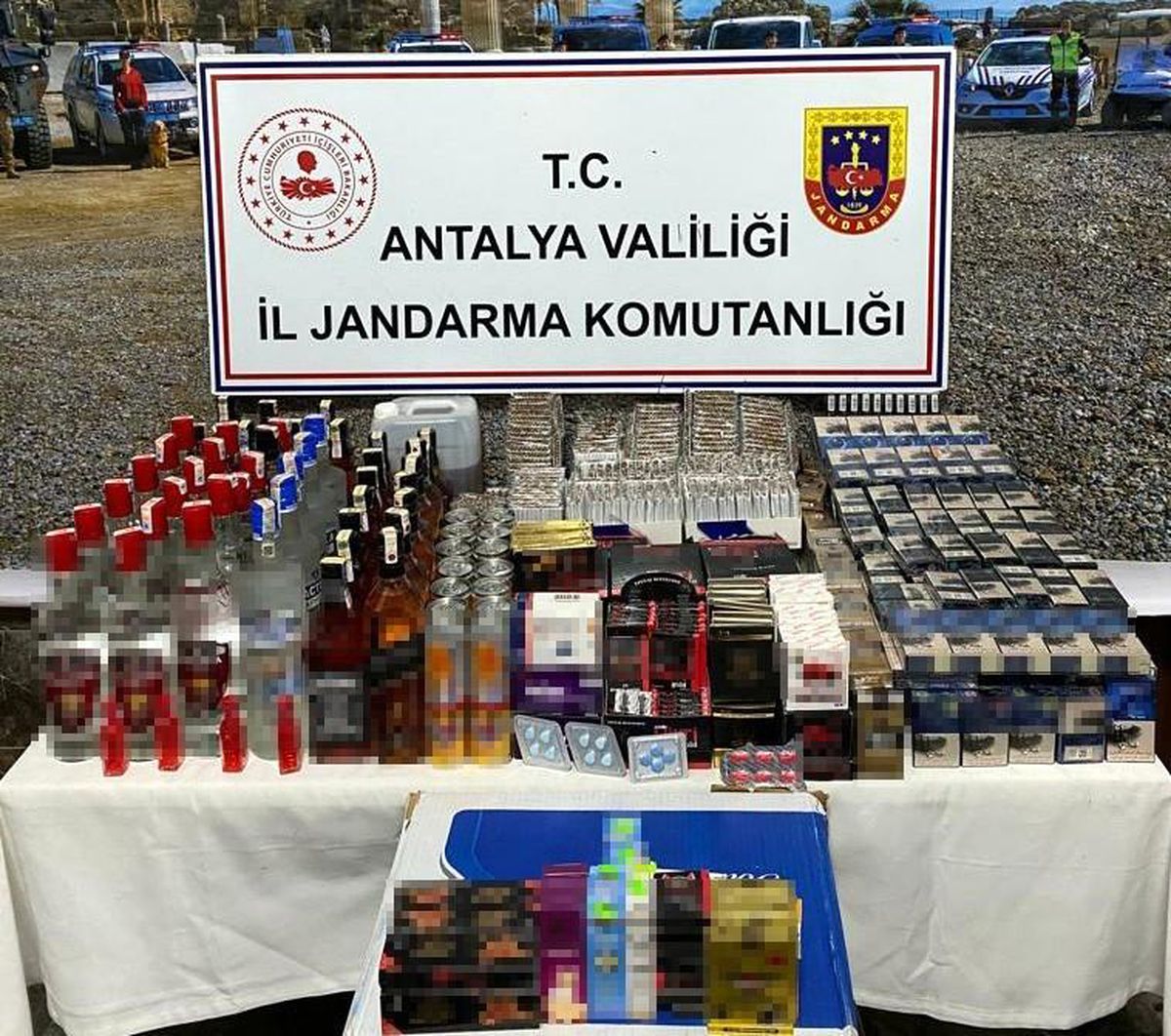 Antalya\'da Kaçak Sigara ve Alkol Satışı Yapan Şahıs Gözaltına Alındı
