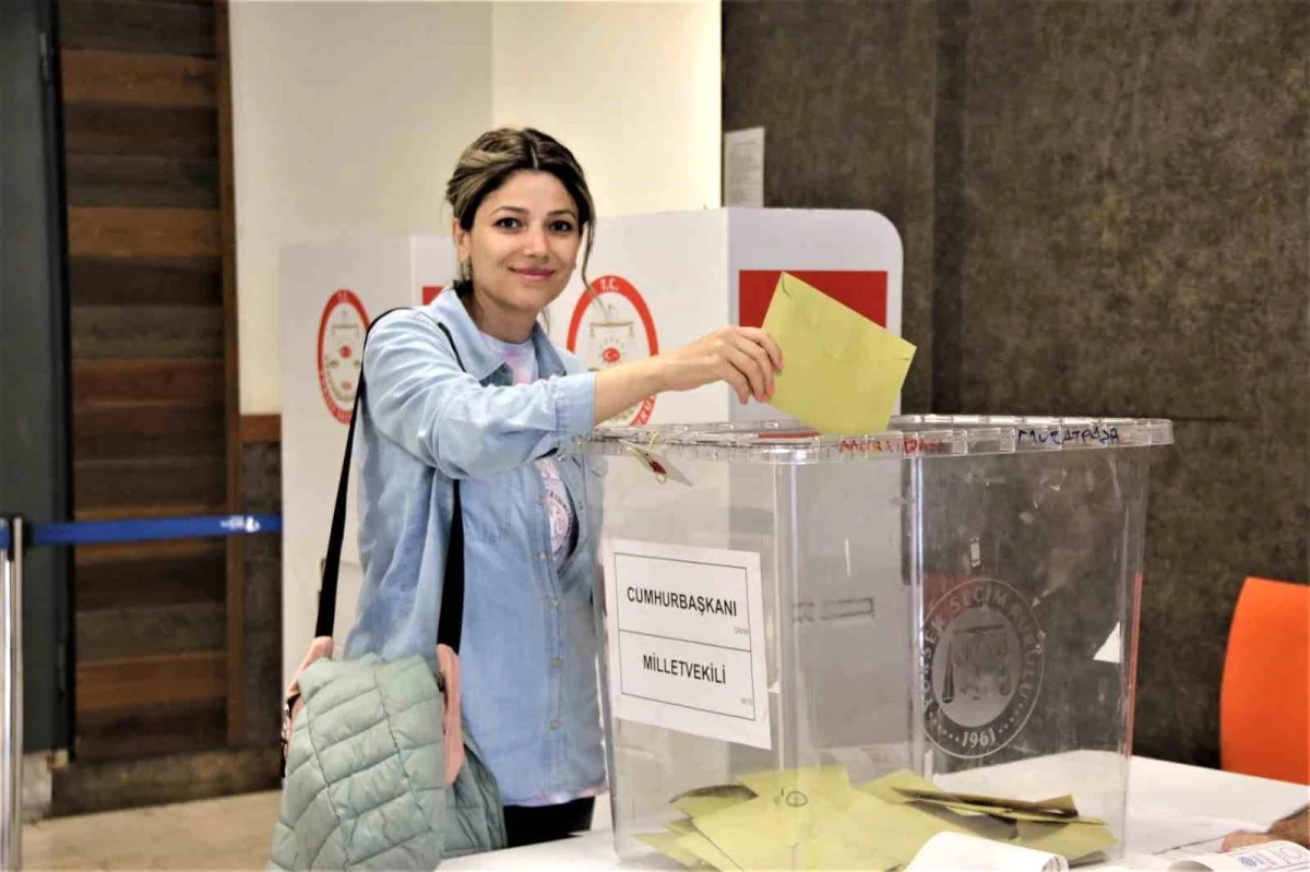 Antalya\'da tatilciler oy vermek için havalimanına koştu