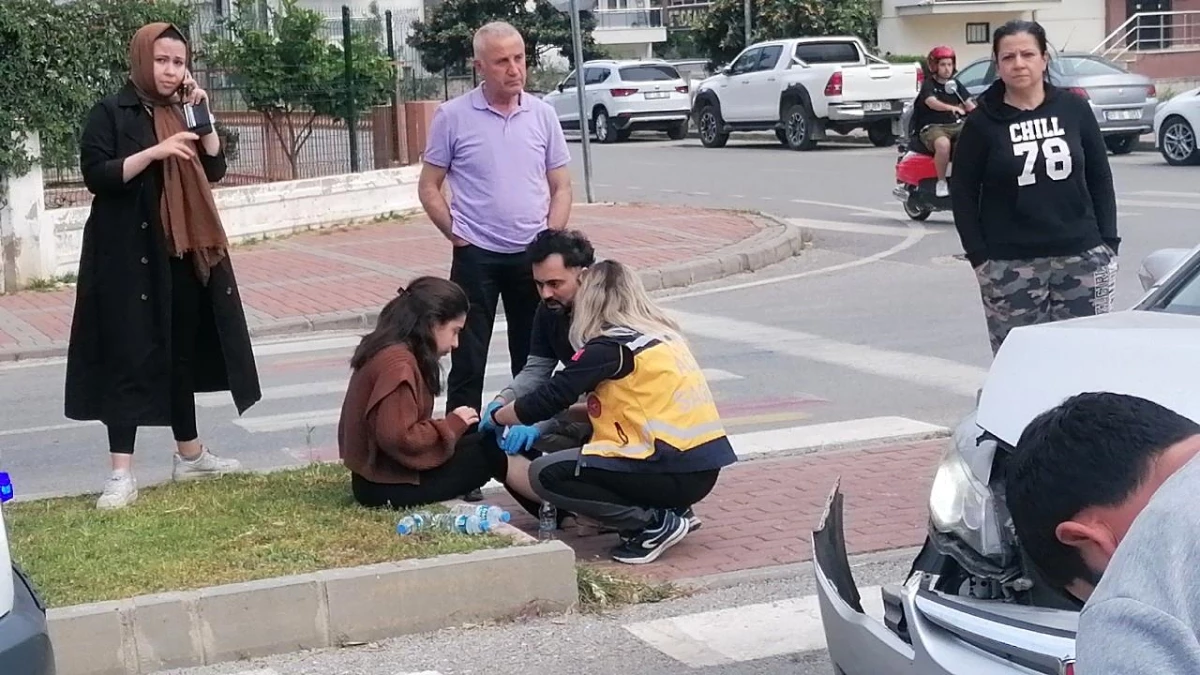 Antalya\'da Ticari Taksi ve Otomobil Çarpıştı: 2 Yaralı