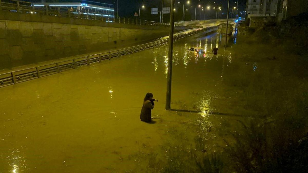 Kuşadası\'nda Sağanak Yağış: Araçlar Sular Altında Kaldı