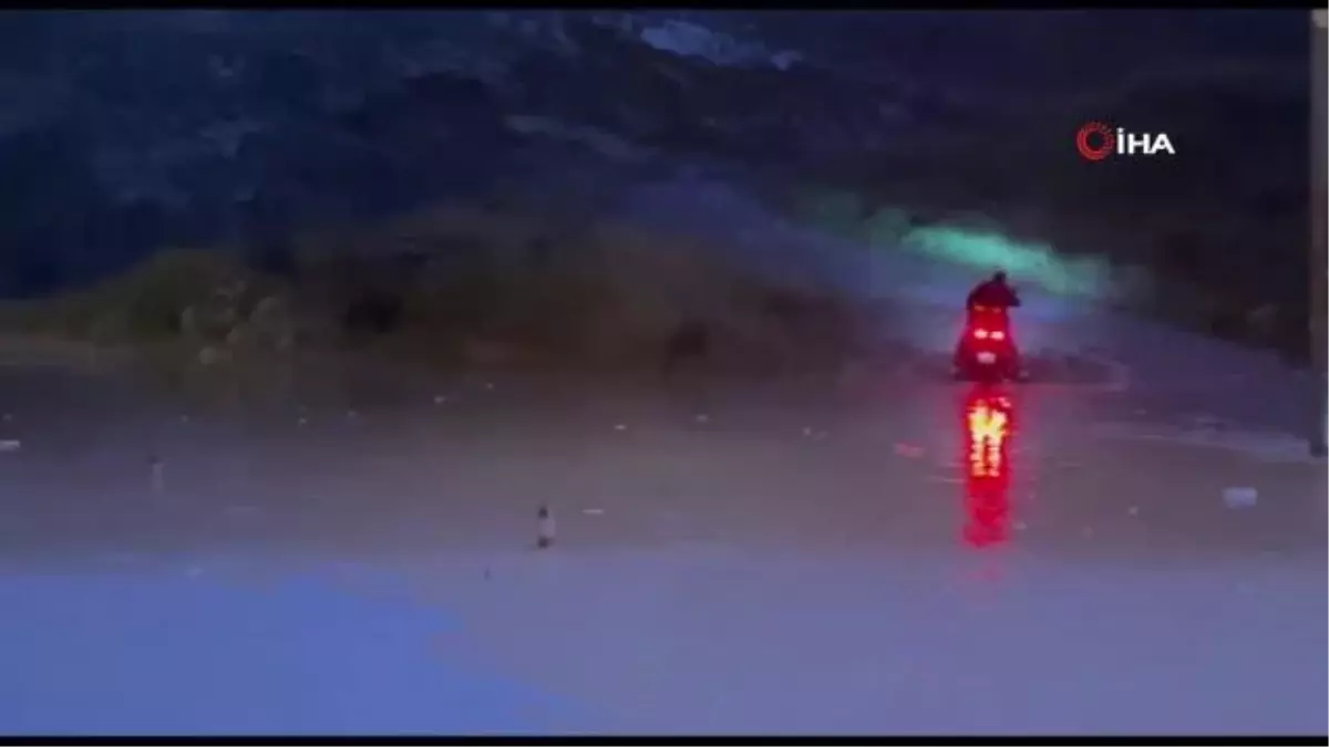 Kuşadası'nda Araçlar Sağanak Yağmurun Altında Kaldı