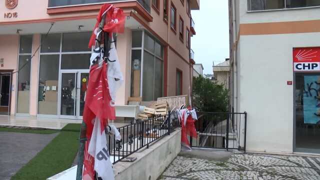 Ataşehir'deki CHP Seçim İrtibat Bürosu'na saldırıya ilişkin 6 şüpheli yakalandı Ataşehir'deki CHP Seçim İrtibat Bürosu'na saldırıya ilişkin 6 şüpheli yakalandı