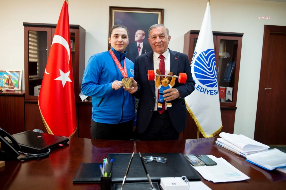 Avrupa Üçüncüsü Halterciden, Seyhan Belediye Başkanı Akay\'a Teşekkür Ziyareti