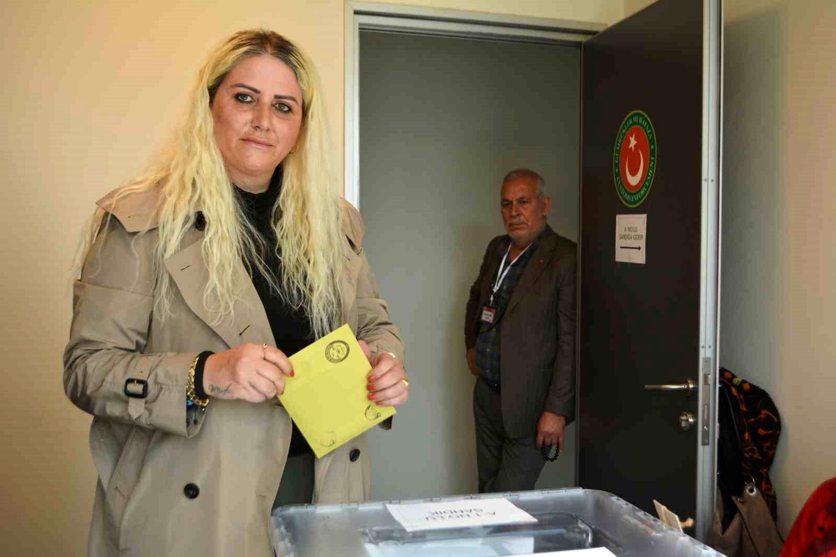 Ayvalık Deniz Hudut Kapısında Yurt Dışı Seçmenler Oy Kullanıyor
