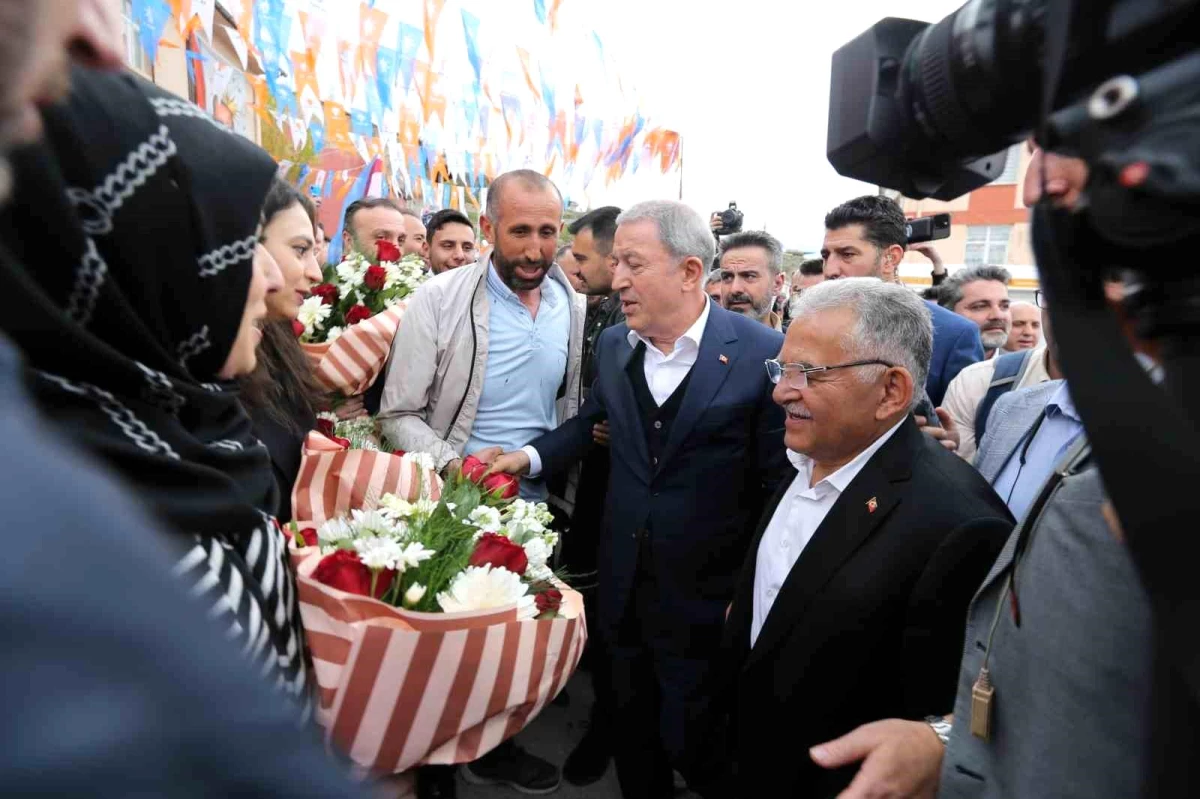 Bakan Akar ve Başkan Büyükkılıç\'ın Tomarza ve Bünyan ziyaretleri mini mitinge dönüşte