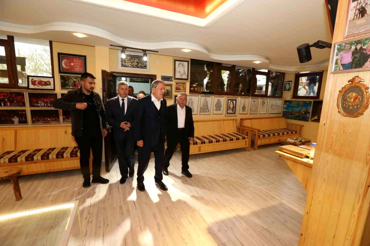 Bakan Akar ve Başkan Büyükkılıç\'tan 15 Temmuz Şehidinin ailesine ziyaret