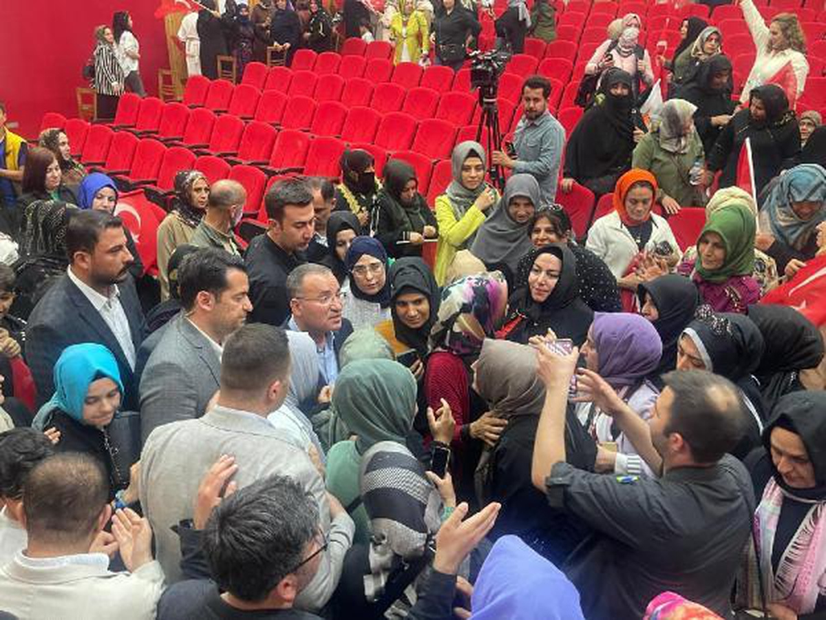 Adalet Bakanı Bozdağ, Şanlıurfa\'da Kadınlarla Buluştu