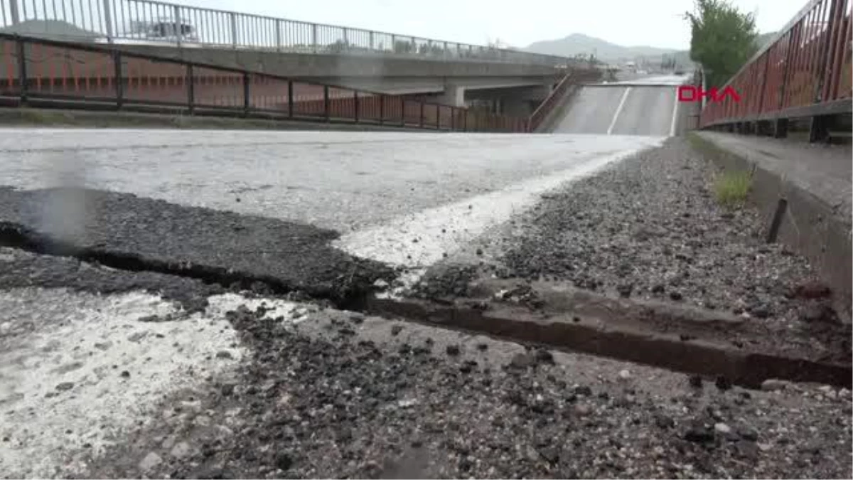 BALIKESİR\'DE SAĞANAK SELE DÖNDÜ; AYAĞI AŞINAN KİLLE KÖPRÜSÜ ÇÖKTÜ