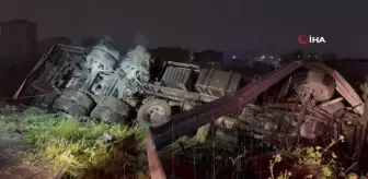 Başakşehir'de iplik yüklü kamyon ağaçlık alana devrildi