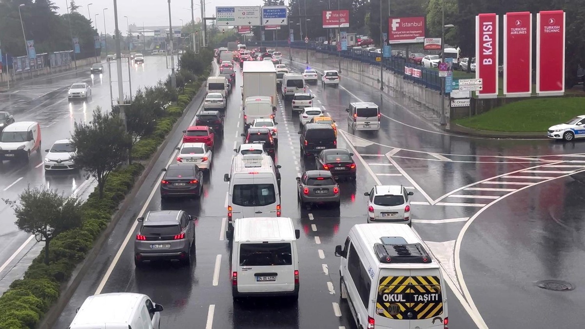 İstanbul\'da Sağanak Yağış ve Teknofest Trafikte Adeta Durma Noktasına Getirdi