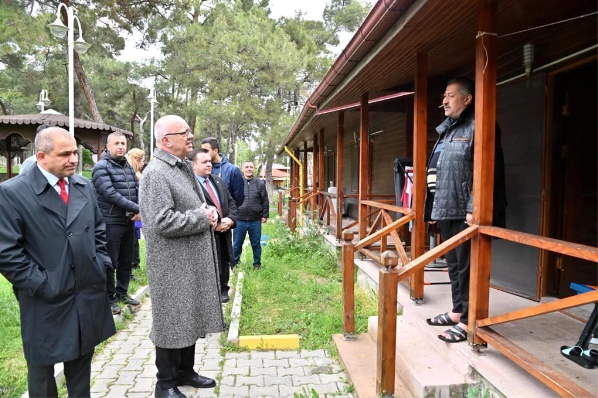 Başkan Ergün, Kırkağaç\'ta depremzede aileleri ziyaret etti
