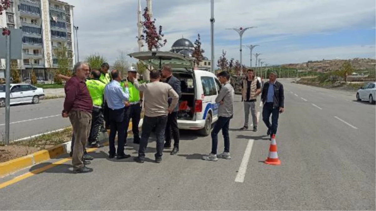 Elazığ\'da Sivrice Belediye Başkanı\'nın Makam Aracı Kaza Yaptı