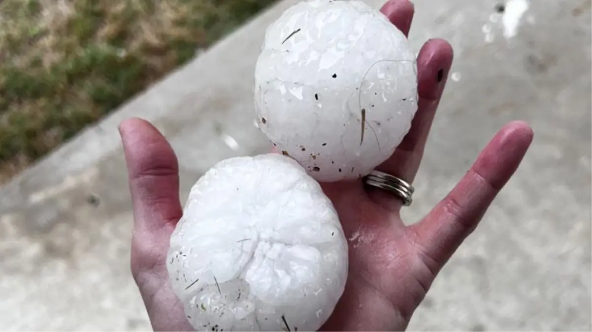 ABD\'de beyzbol topu büyüklüğündeki dolu yağışı hayatı felç ederken, otomobil ve evler büyük hasar aldı