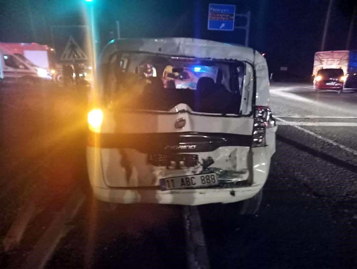 Bilecik\'te meydana gelen zincirleme trafik kazasında 4 kişi yaralandı