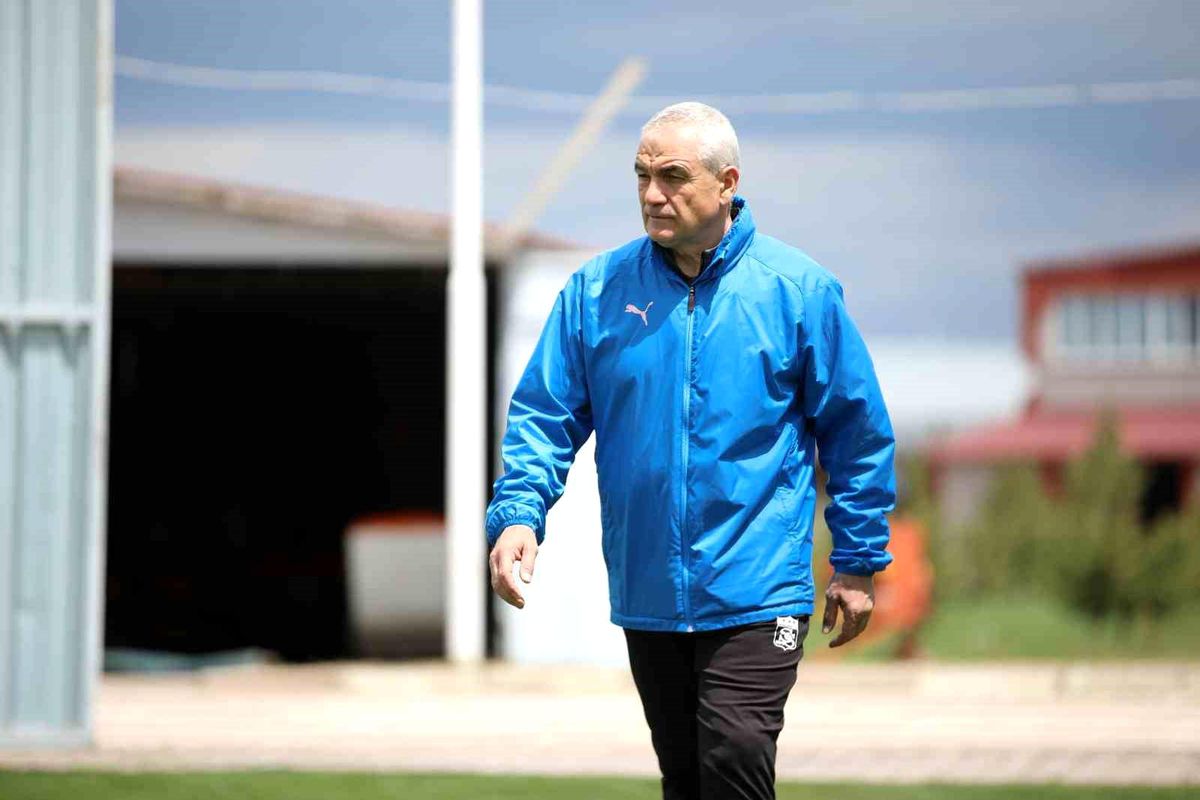 Sivasspor Teknik Direktörü Rıza Çalımbay: Fenerbahçe maçı final gibi bir maç olacak