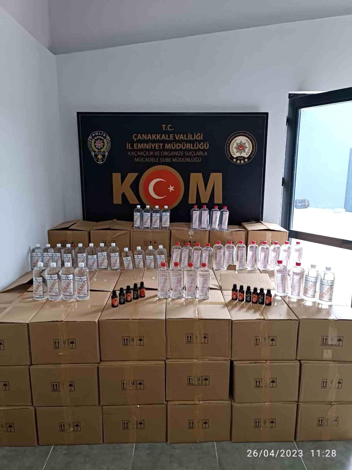 Çanakkale\'de Kaçakçılık Operasyonu: 1633 Litre Alkol İçeren Yüzey Temizleyici Ele Geçirildi
