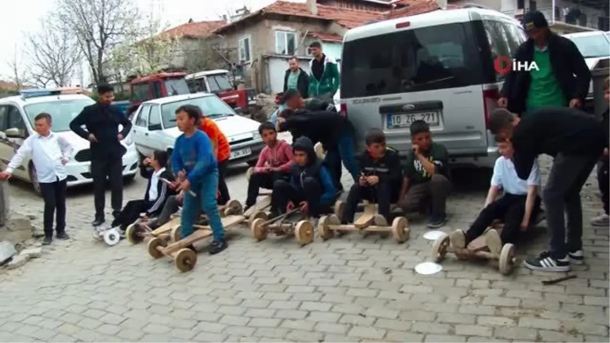 Çocuklar Tahta Arabalarla Yarıştı