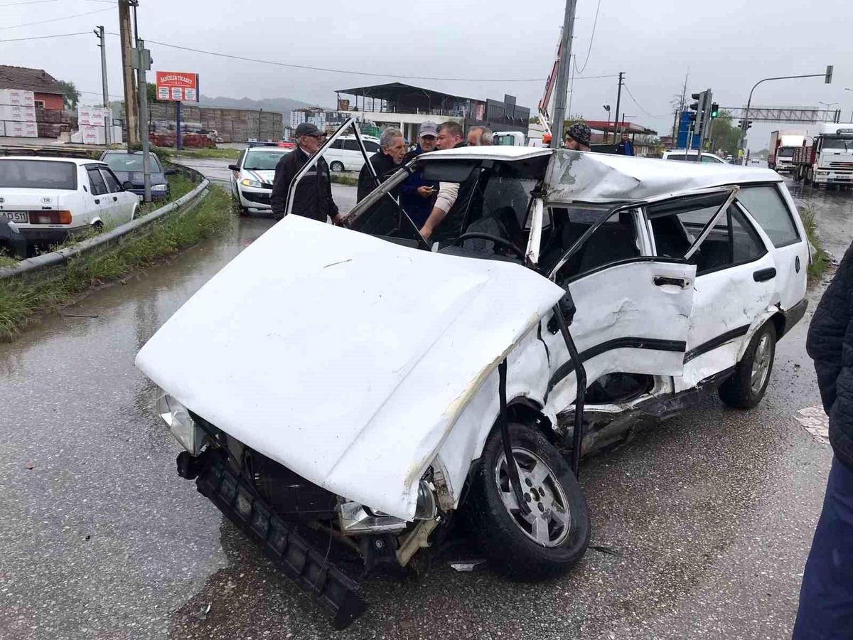 Sakarya\'da Tır ve Otomobil Çarpıştı: Bir Kişi Yaralandı