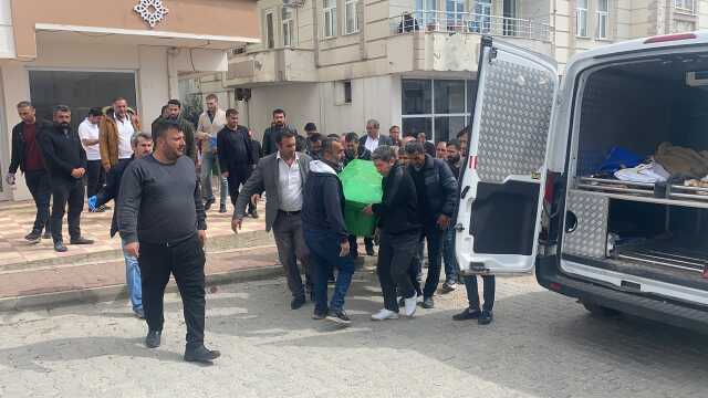 Depremde eşi ve 2 çocuğunu kaybeden öğretmen kızını tabancayla öldürüp, intihar etti (3) Depremde eşi ve 2 çocuğunu kaybeden öğretmen kızını tabancayla öldürüp, intihar etti (3)