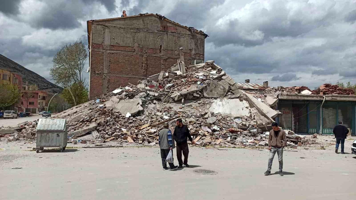 Elbistan\'da Deprem Sonrası Ağır Hasarlı Bina Çöktü