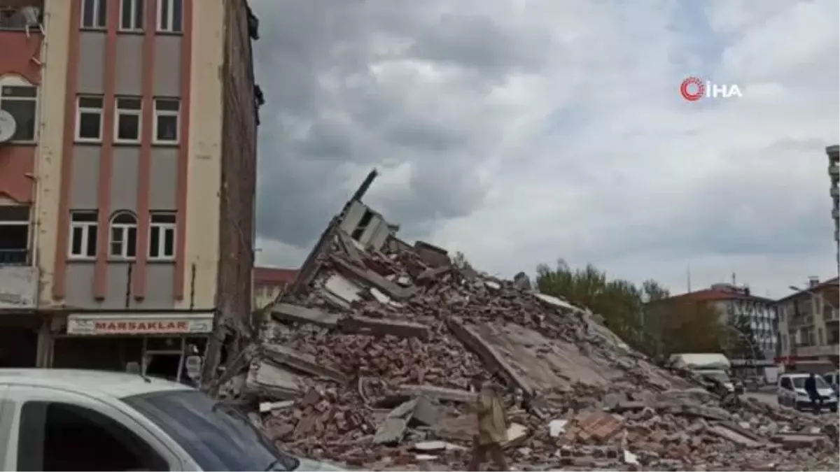 Depremin merkez üssü Elbistan'da ağır hasarlı bina çöktü