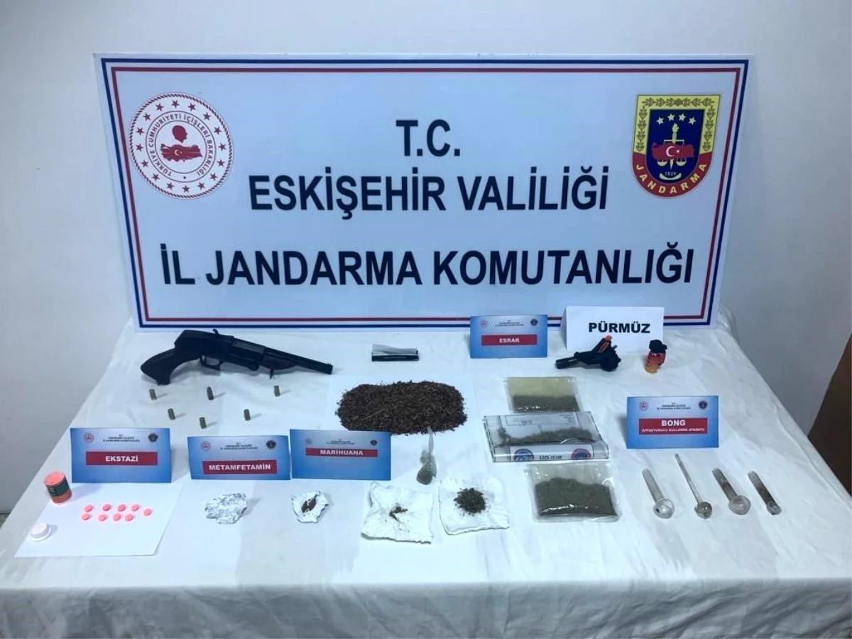 Eskişehir\'de Jandarma Operasyonu: Uyuşturucu Taşıyan 3 Şahıs Yakalandı