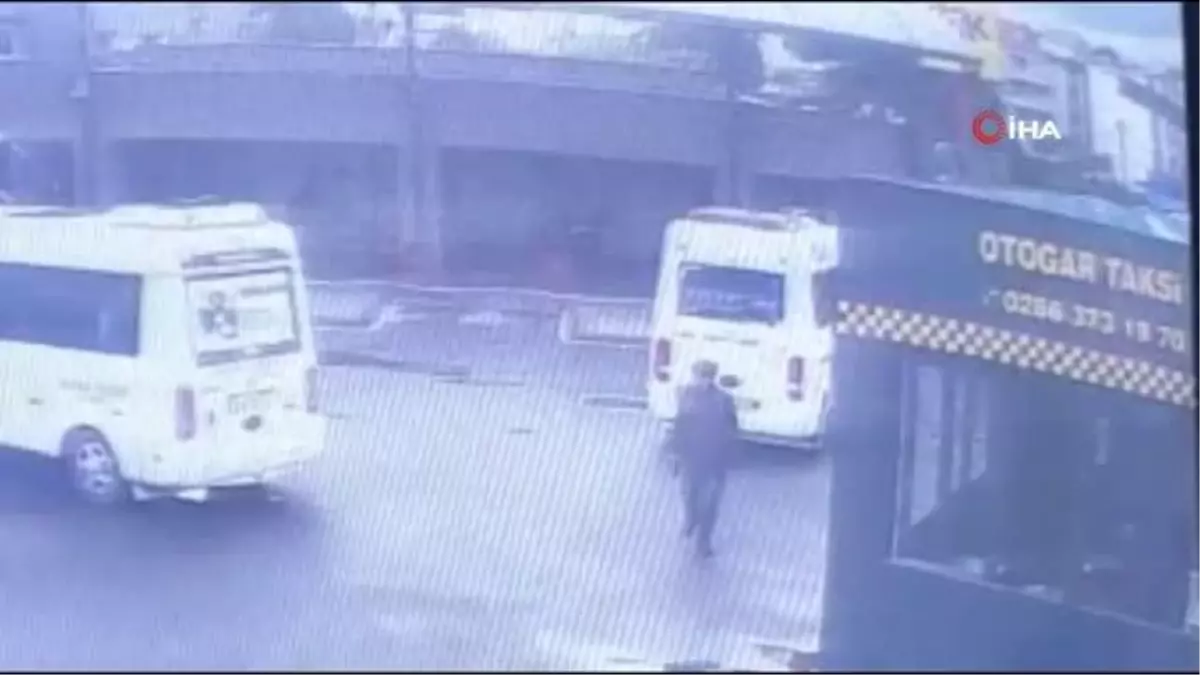 Edremit'te geri geri gelen minibüs yayayı böyle altına aldı