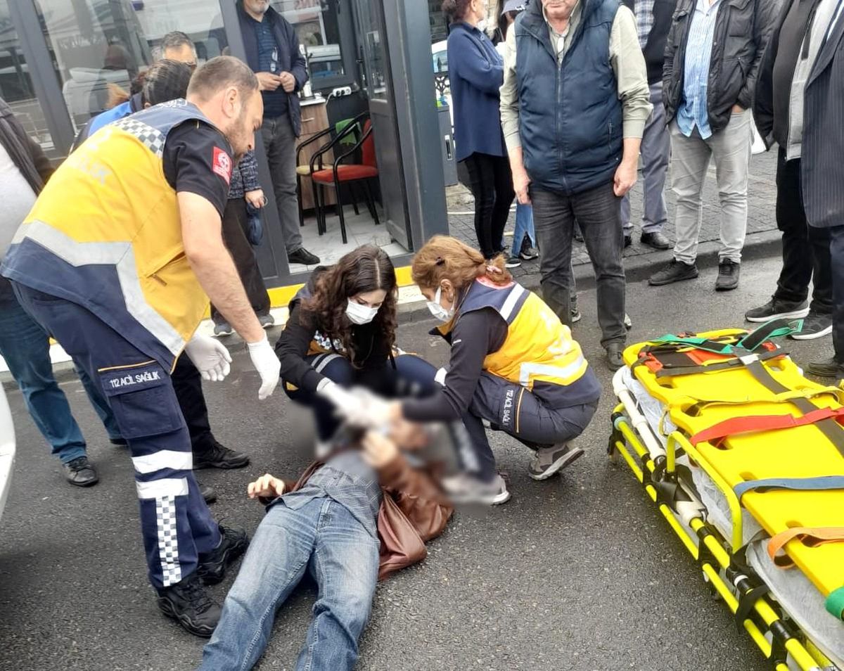 Edremit\'te Minibüs Kazası: Yaya Minibüsün Altında Kaldı