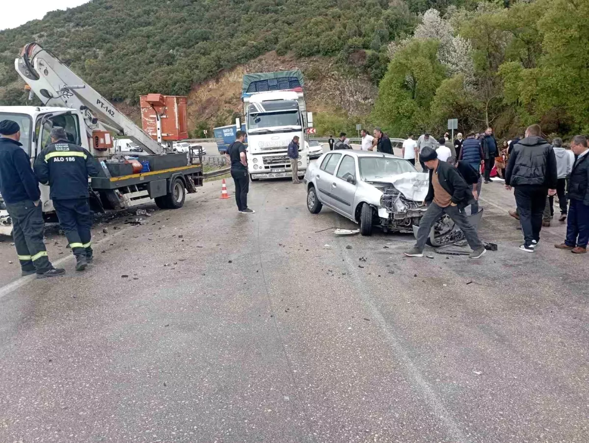 Isparta\'da Kamyonet ve Otomobil Çarpıştı: 5 Yaralı