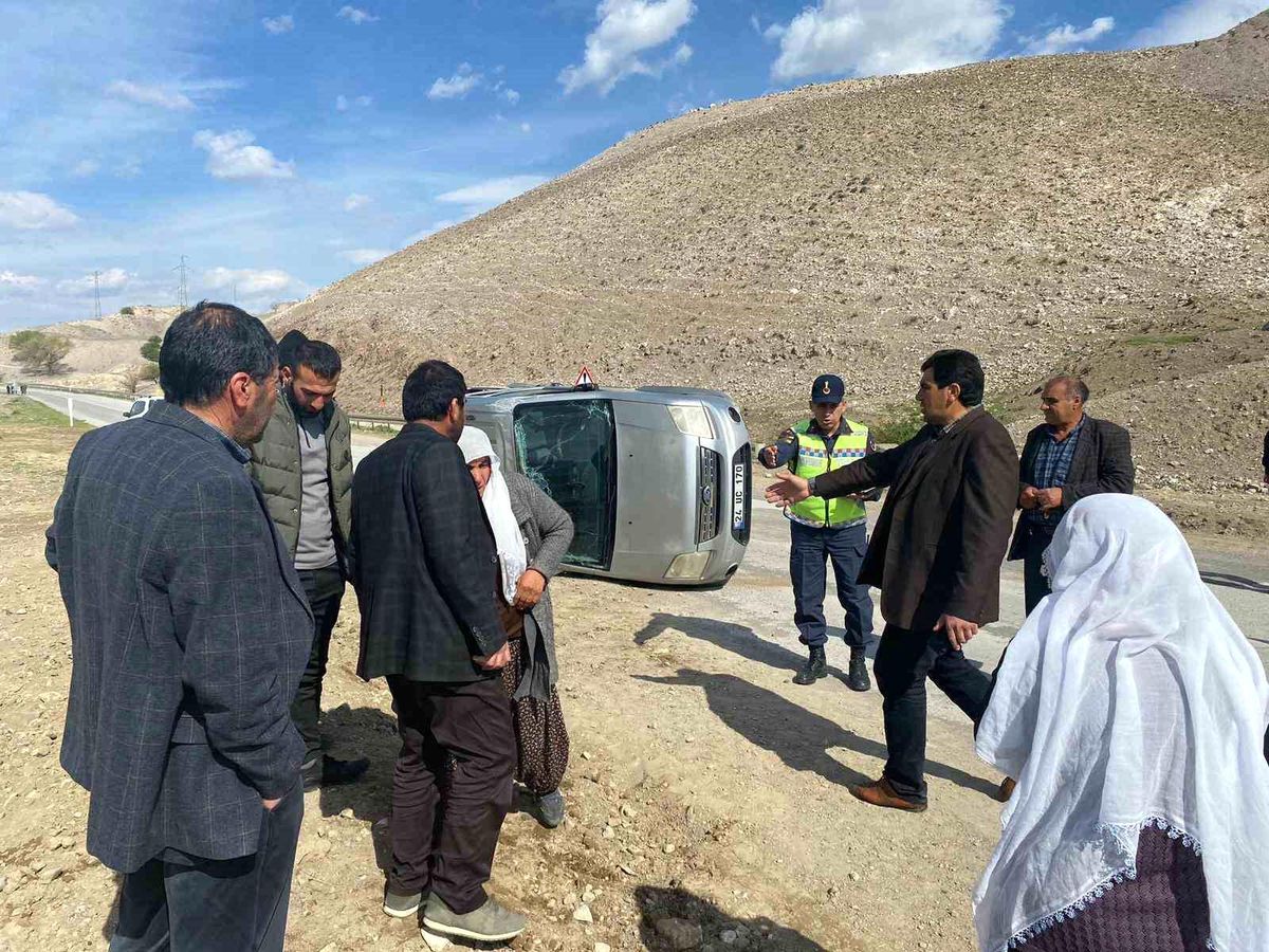 Erzincanda otomobilin devrilmesi sonucu 2 kişi yaralandı