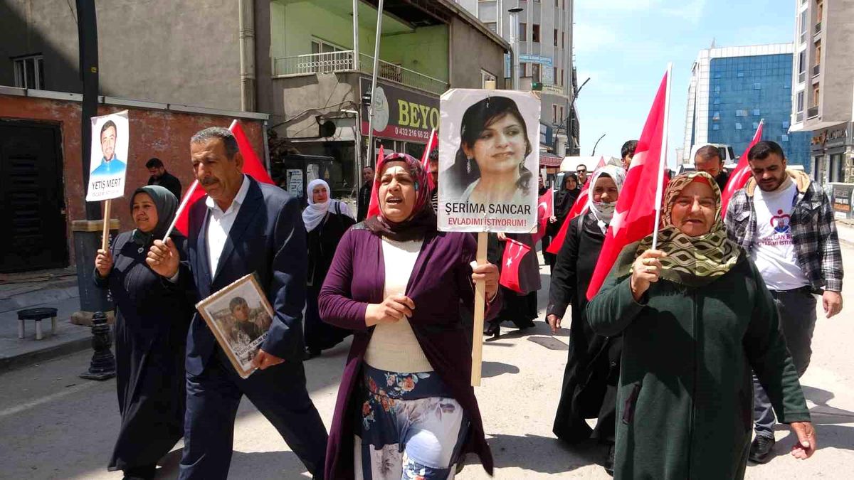 PKK tarafından dağa kaçırılan aileler HDP\'ye oy verilmemesini istiyor