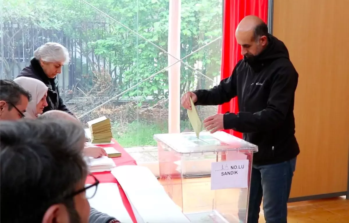 Fransa\'daki Türk vatandaşları Cumhurbaşkanlığı seçimi için sandık başında