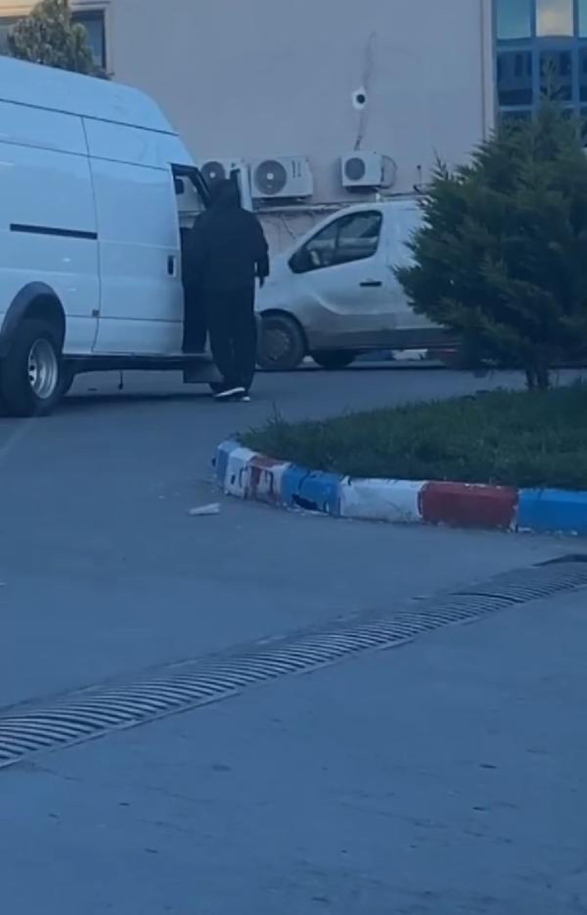 Akaryakıt istasyonunda minibüsteki cep telefonu çalındı, şüpheli yakalandı