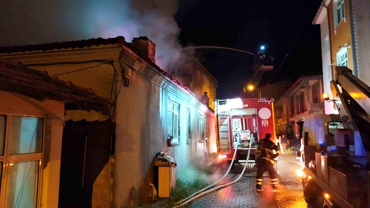 Tekirdağ\'da Uyuşturucu Kullananların Mesken Tuttuğu Evde Yangın Çıktı
