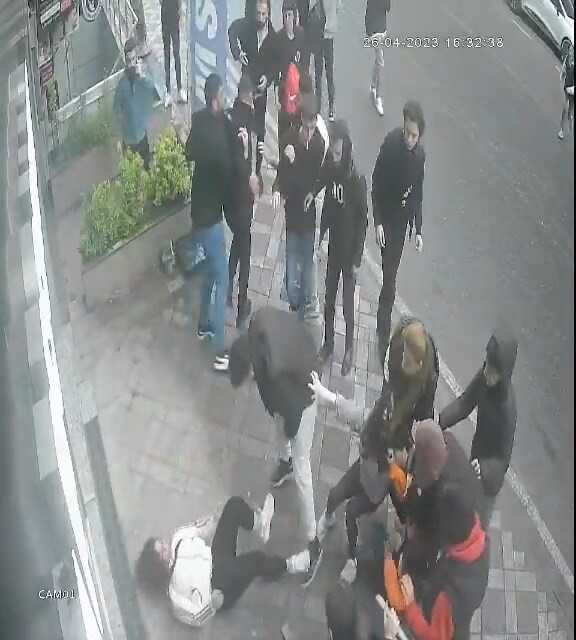 Genç kızı yerde tekmeleyip saçından sürüklediler! Yumruklu, bıçaklı kavga kamerada Genç kızı yerde tekmeleyip saçından sürüklediler! Yumruklu, bıçaklı kavga kamerada