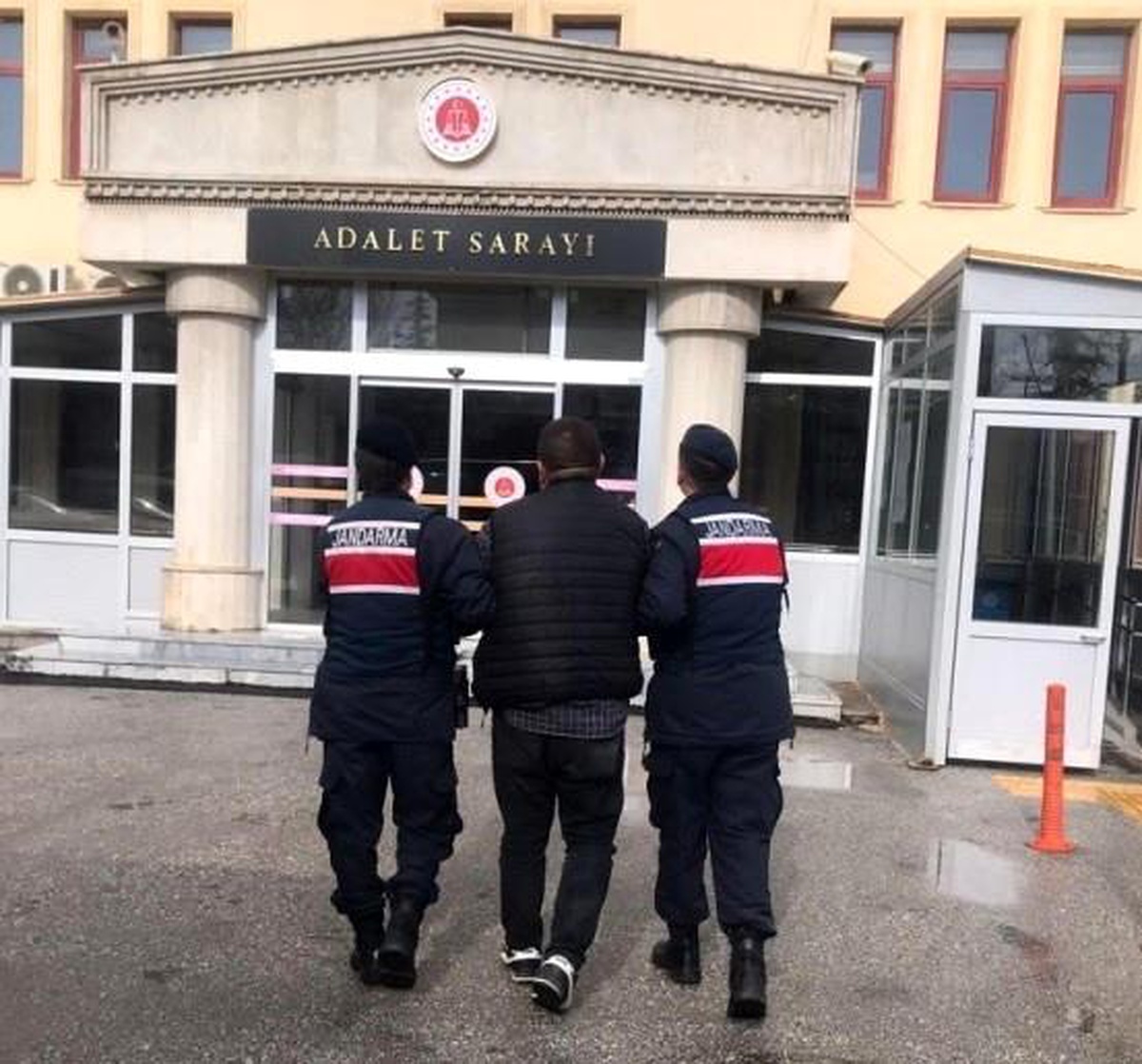 Hapis cezasıyla aranan şahıs tabanca ve tüfeklerle yakalandı
