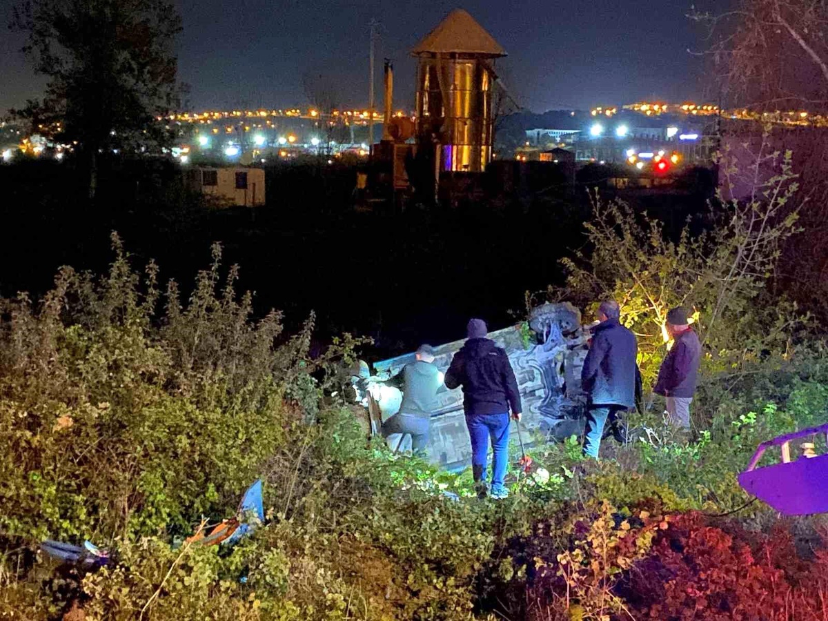 Islak zeminde fren yapan otomobil su kanalına devrildi