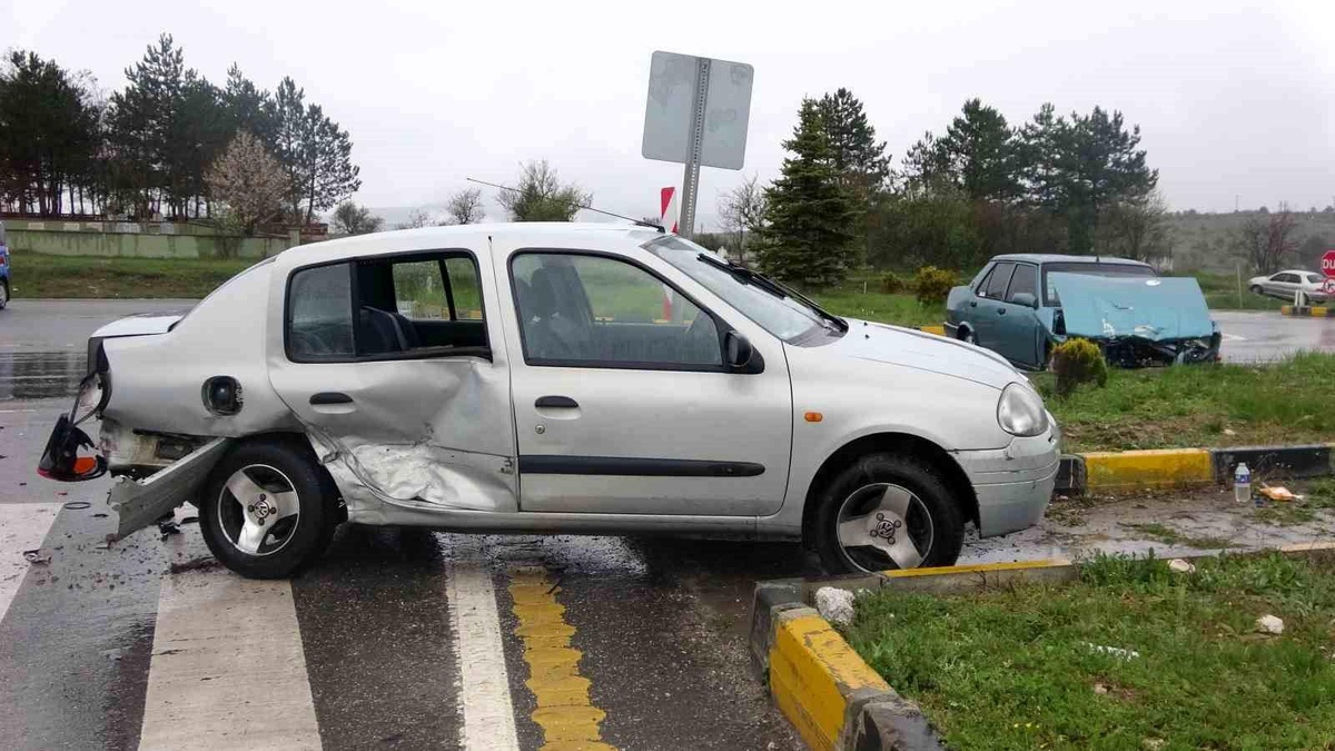 Kastamonu\'da Kavşakta Meydana Gelen Kazada 2 Kişi Yaralandı